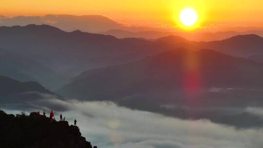 登上山顶看日出云海