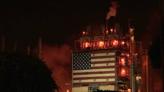 夜晚的炼油厂排放浓烟