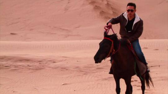 男人沙漠骑马 策马奔腾 自由自在骑马视频素材模板下载