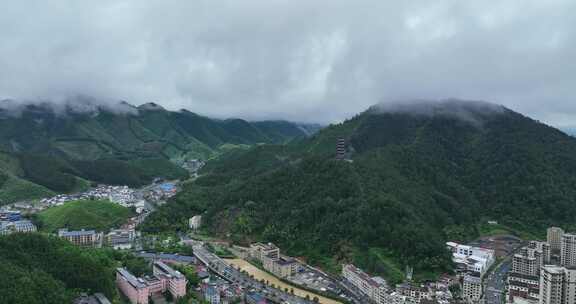 开化县雨后云雾缭绕的群山