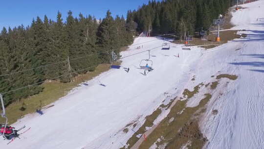 雪山滑雪场上的缆车