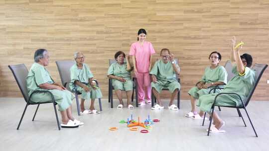 老年妇女和她的照顾者在家庭护理。