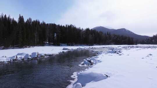 航拍新疆冬季喀纳斯神仙湾晨雾雪山森林雪景