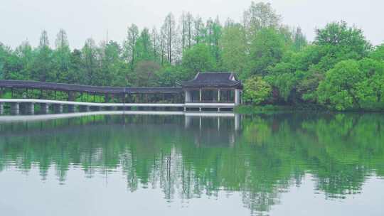 江南西湖浴鹄湾春天春雨中的亭台楼阁水榭