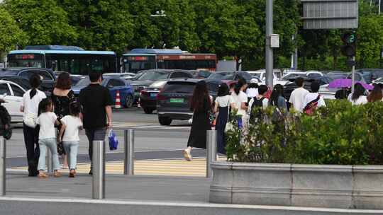 城市十字路口车流人流