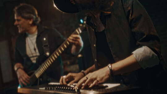 音乐家热情演奏键盘，与乐队成员一起享受氛