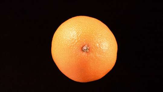 橙子在黑背景中落下爆炸成橙子角飞起