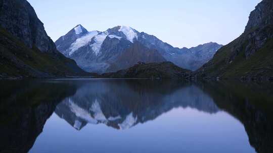 延时拍摄雪山下的小屋从夜晚到黎明视频素材模板下载