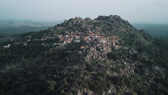 航拍山顶上的村庄建筑景观