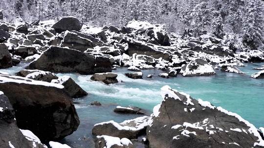 西藏然乌湖冬天雪山森林冰河流水雪景风光