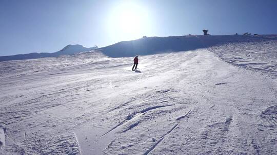 男人在雪山滑雪