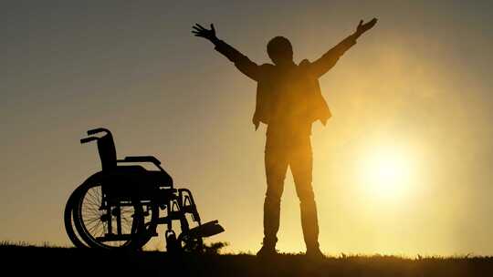 克服困难残疾人从轮椅上站起来