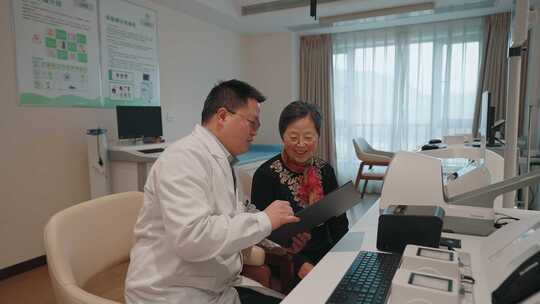 老人与医生交流 康复 养老机构 私人医疗视频素材模板下载