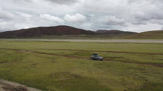 西藏荒野无人区汽车自驾游旅行越野穿越