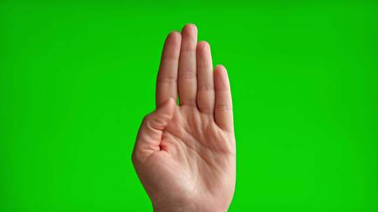 米色修指甲的女性手用拳头彩度键绿色屏幕制