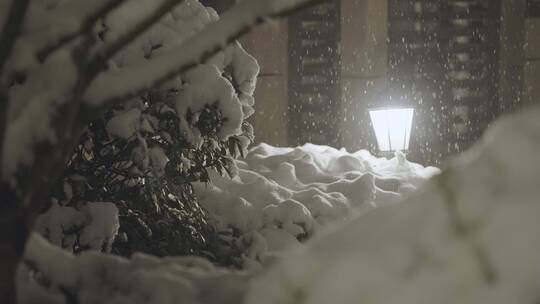 路灯下唯美雪慢镜头