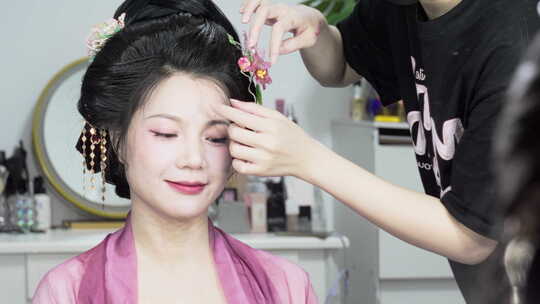 化妆镜前正在化妆的亚洲古装美女