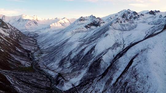 日出时分新疆天山山脉雪山山峰山脉航拍风景