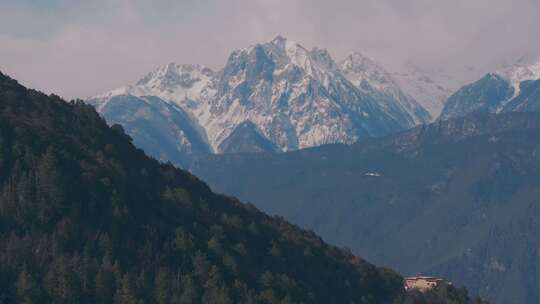 航拍云南德钦飞来寺梅里雪山观景台风光