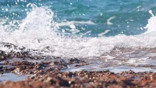 海浪撞击岩石海岸