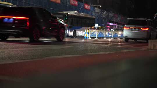 夜晚城市道路车流交通马路车来车往街景夜景