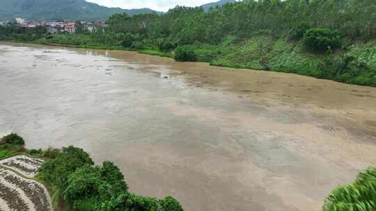 暴雨过后的乡村河流浑浊河水黄色水流航拍河视频素材模板下载
