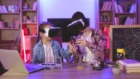 晚上参与虚拟现实的快乐两代家庭