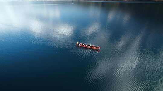 泸沽湖水面上的猪槽船