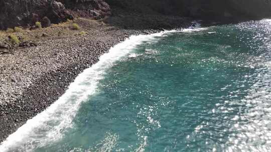 海滩上海浪浪花冲击