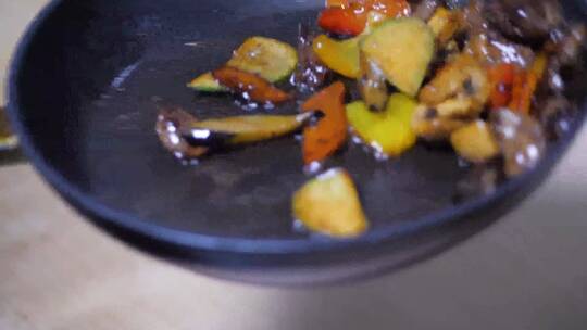 厨师在锅里煎蔬菜的镜头
