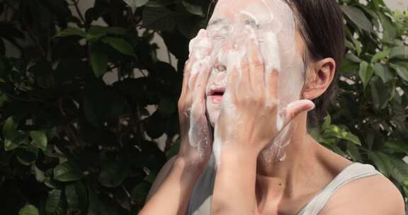 清晨阳光中年女性清洁面部慢动作