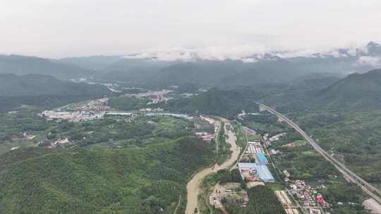 雨过天晴后云雾缭绕的山川河流村落