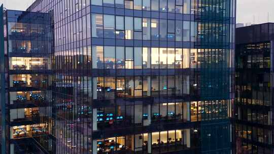 黄昏时分现代办公室摩天大楼窗户的鸟瞰图