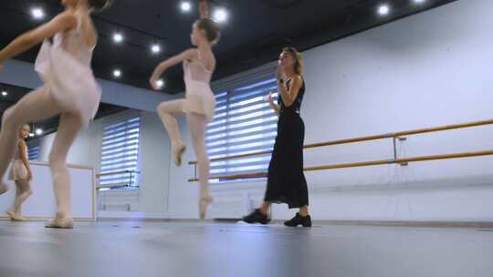 老师教导女孩跳芭蕾舞视频素材模板下载