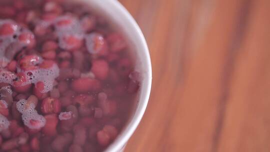 实木桌子上放祛湿红豆粥 (4)视频素材模板下载
