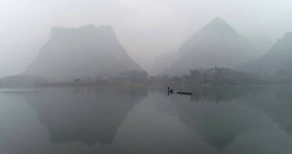 神秘湘西首八峒村小船划过酉水河