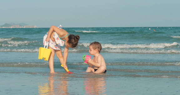 孩子们在海边玩沙子