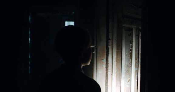 令人毛骨悚然的小丑吓唬青少年