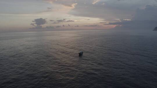 航拍海上的独木舟视频素材模板下载