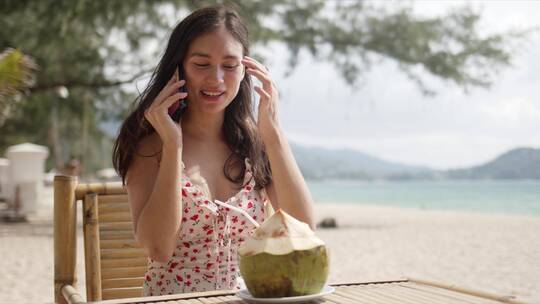 女人在海边打电话