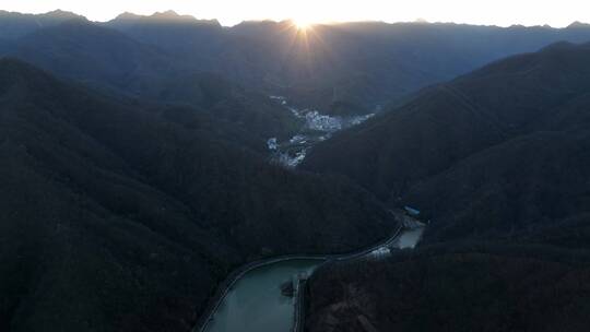 航拍山脉地质公园沟壑峰峦风光雄威高山湖泊