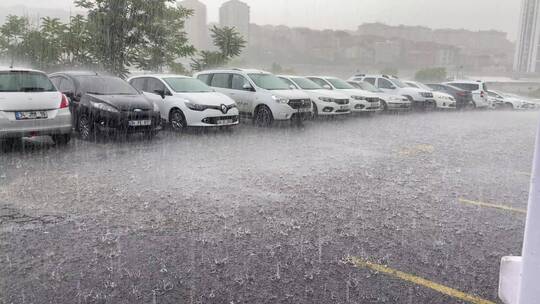  白天下大雨的街道