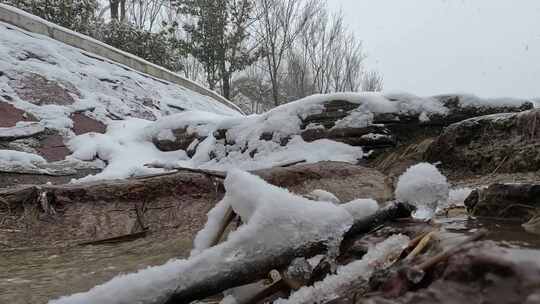 河水石缝溪流冰雪融化素材视频素材模板下载