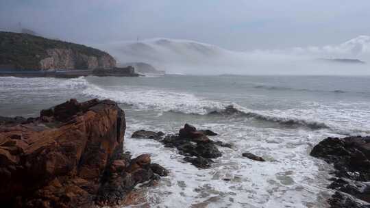 海浪拍打着岩石的壮阔海边景象