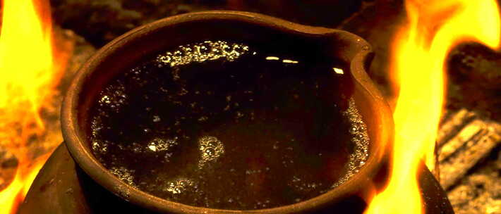 古法传统茶道制茶煮茶 往陶罐茶壶中倒水