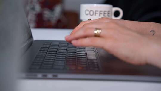 特写女人手冲浪电脑和喝咖啡