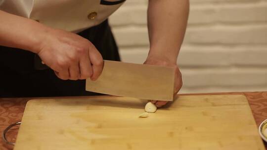 厨师剁蒜末视频素材模板下载
