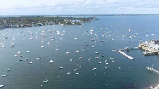 马萨诸塞州新英格兰马布尔黑德港水面上的船只和游艇