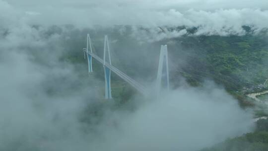 航拍云雾中的贵州平塘特大桥