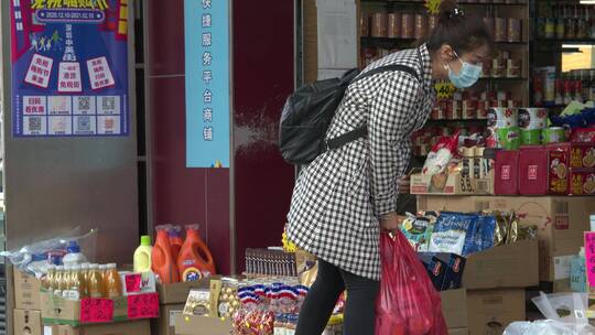 中秋节前夕，市民在深圳中英街与购物